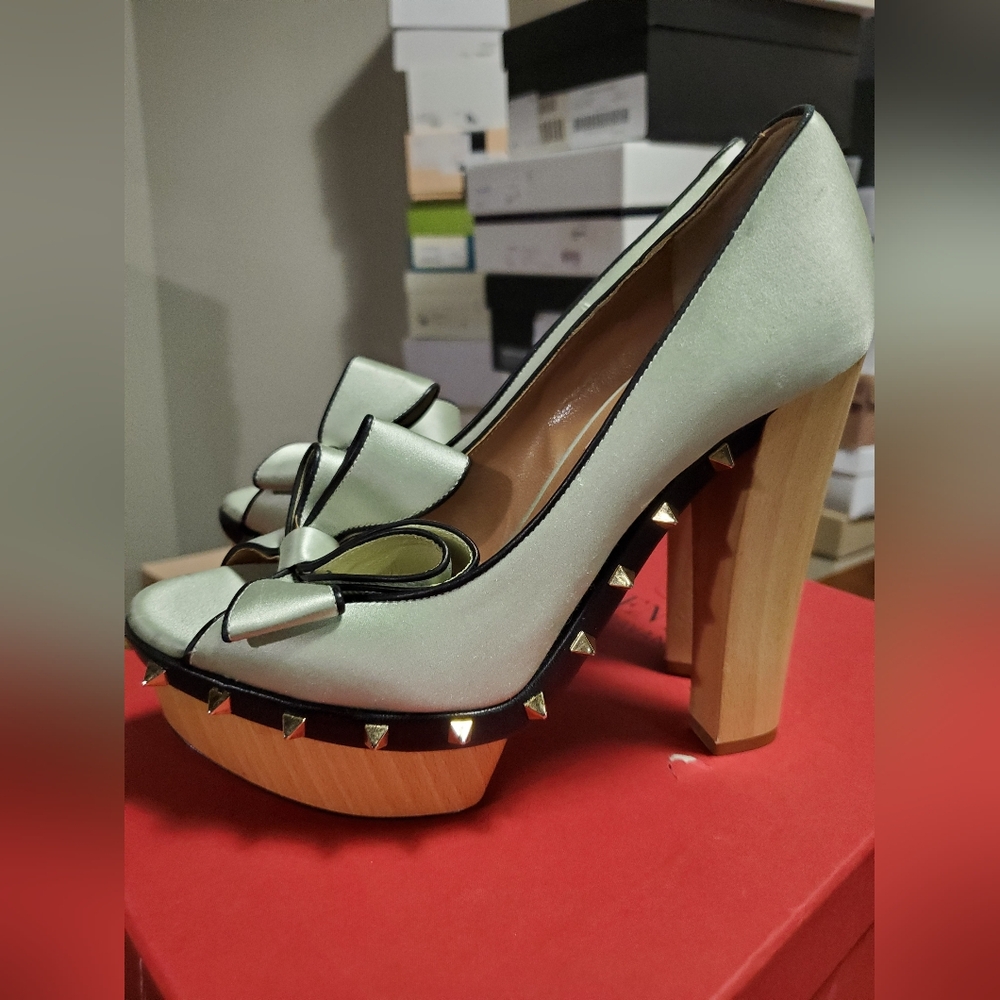Sz 37 NIB $995 Valentino studded wooden platforms